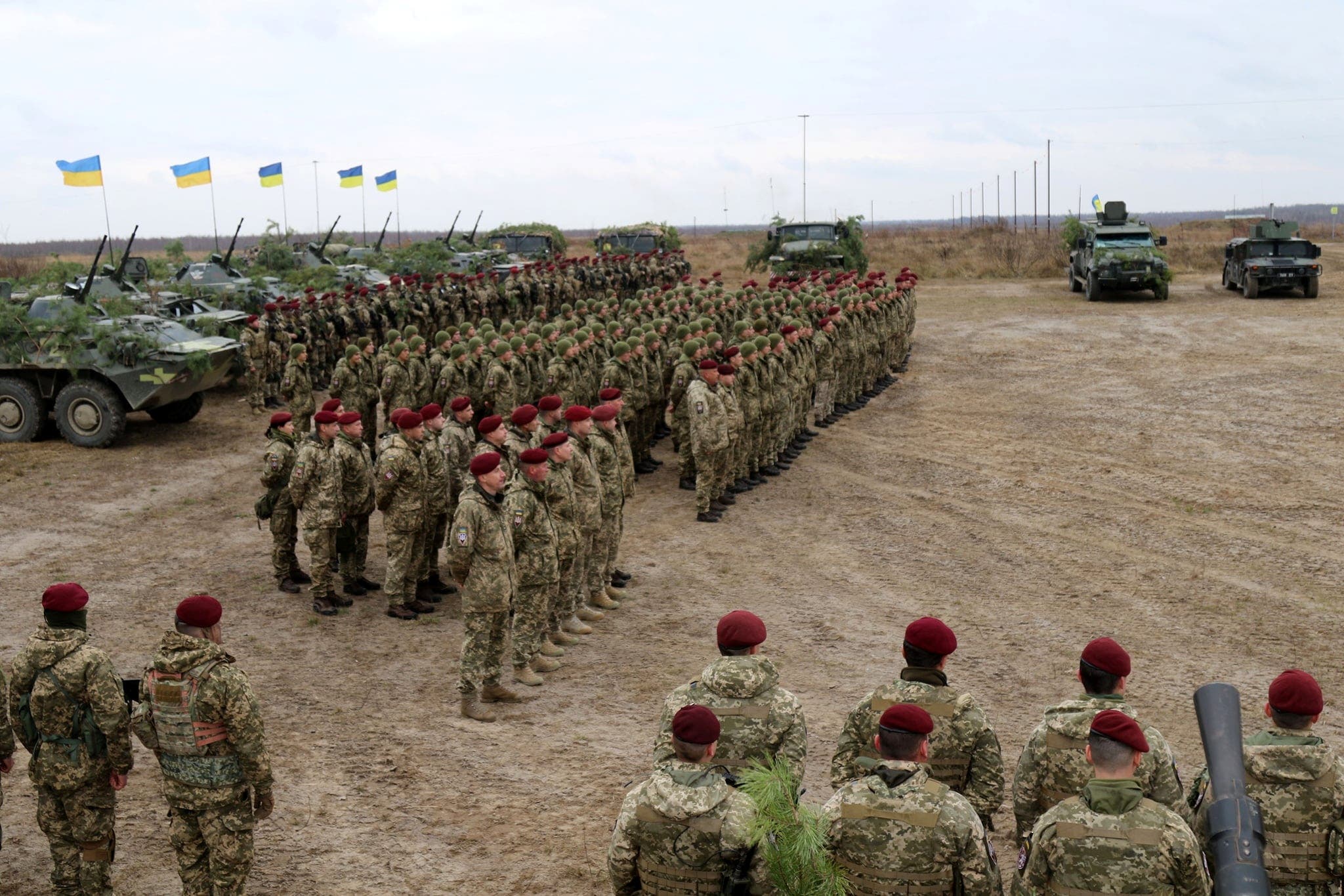 تدريبات عسكرية لجنود من القوات الأوكرانية بمنطقة جيتومير يوم 21 نوفمبر (رويترز)